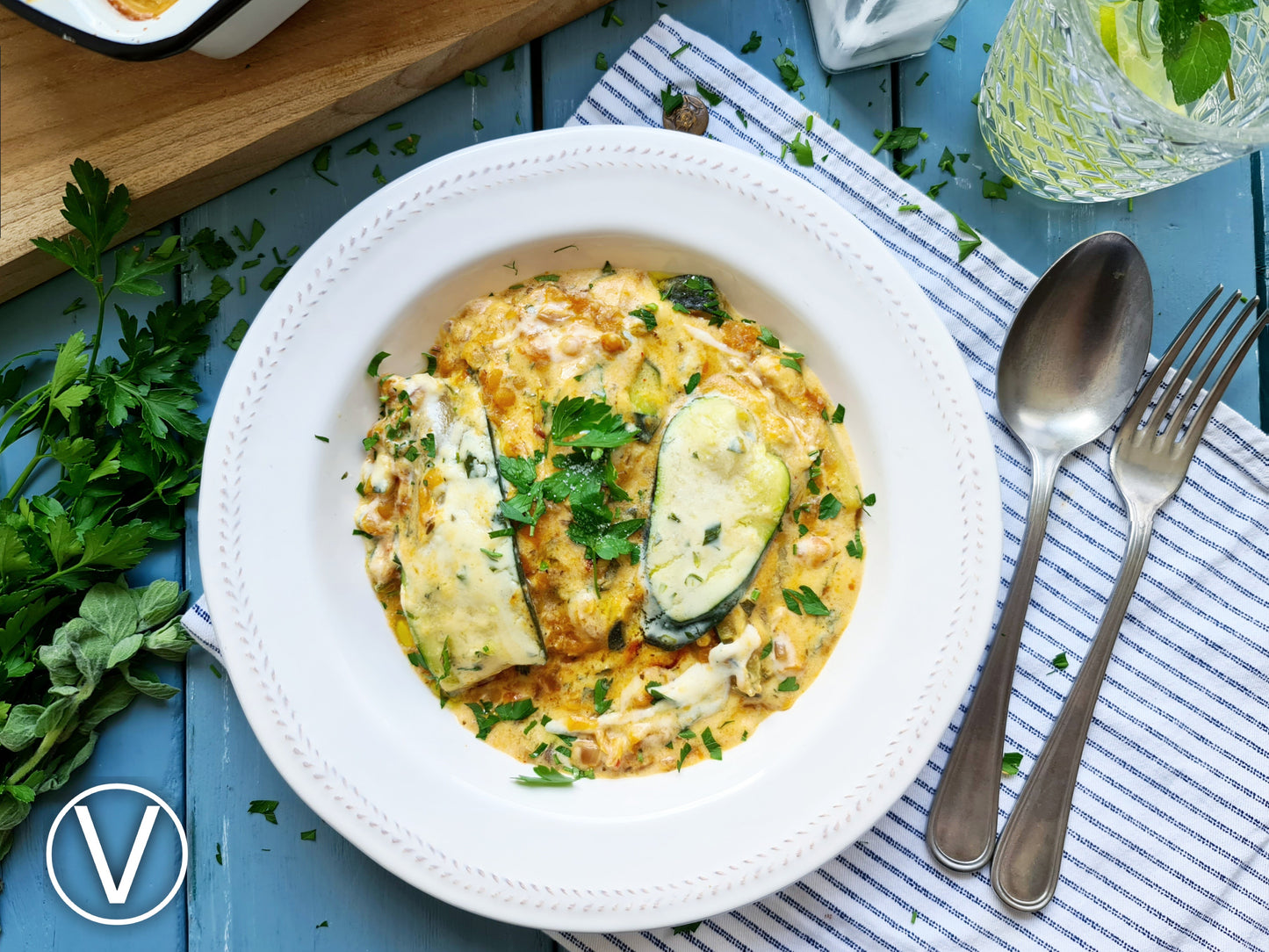 HERZHAFTER ZUCCHINI-LINSEN-AUFLAUF MIT MISO-TOMATEN, ROTEN ZWIEBELN & CREMIGER KRÄUTER-BÉCHAMEL